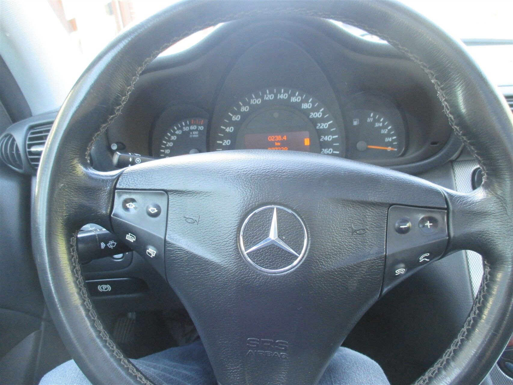 Sølv Mercedes C200 fra 2001