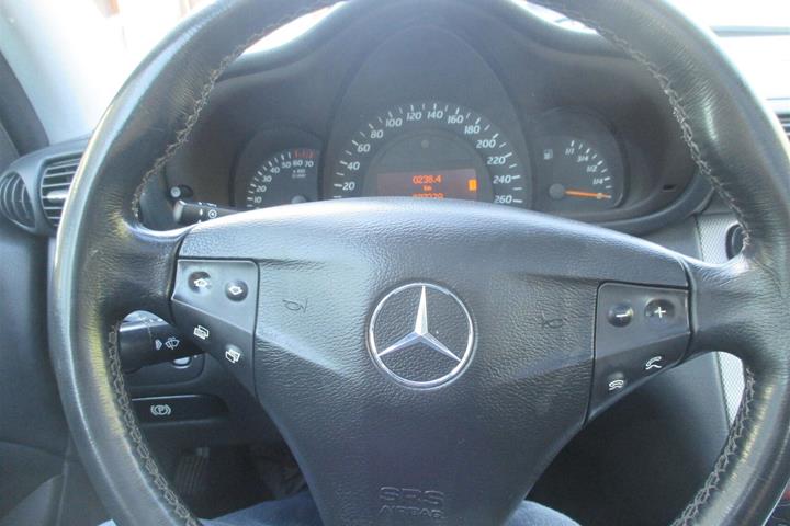 Sølv Mercedes C200 fra 2001