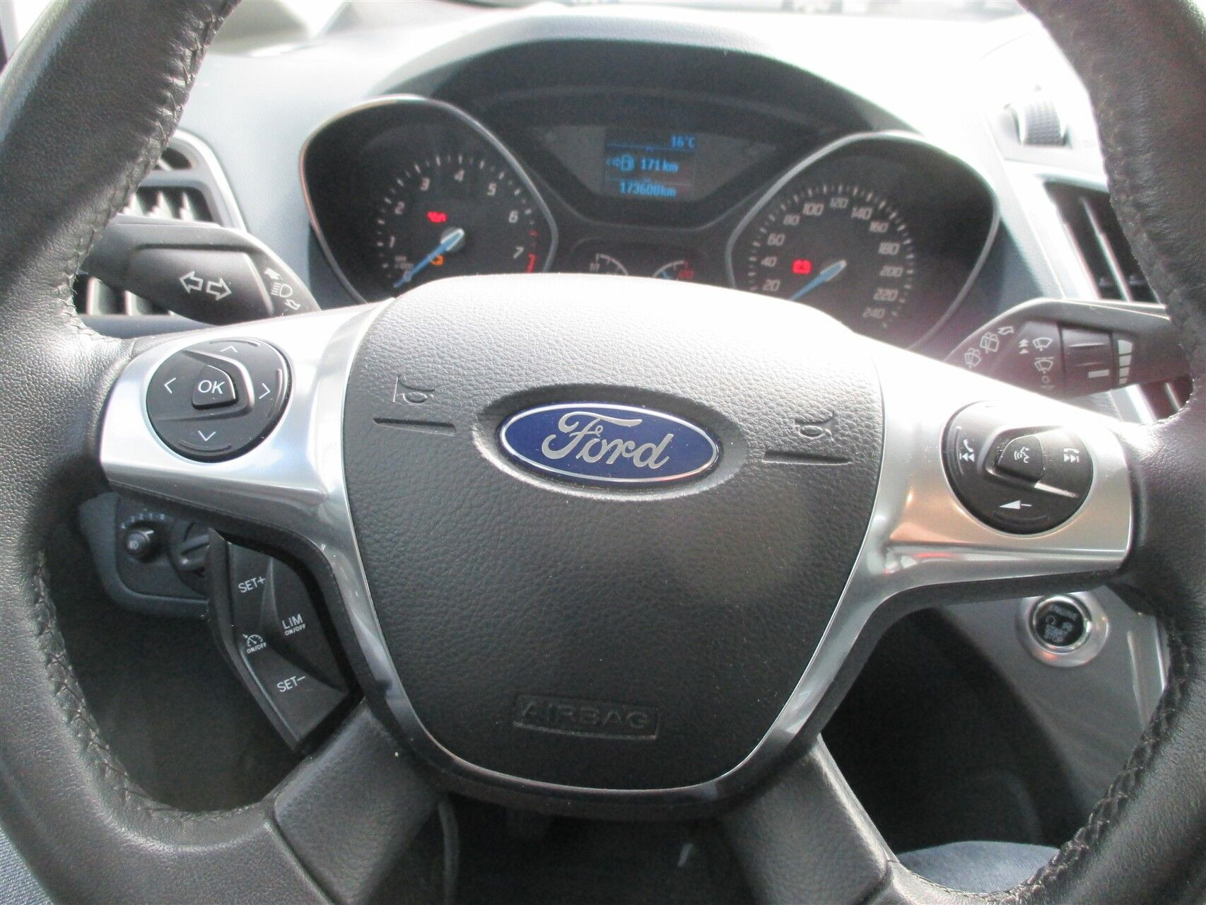 Grå Ford C-MAX fra 2014