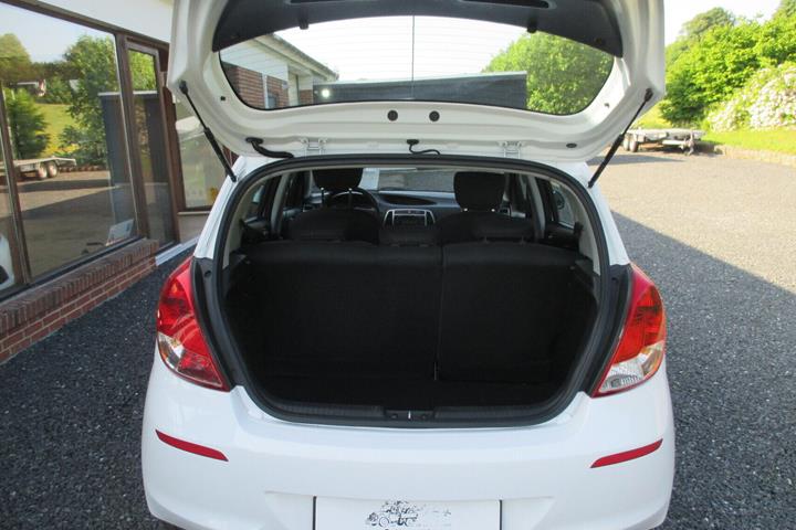 Hvid Hyundai i20 fra 2014