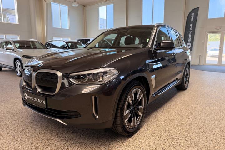 Grå BMW iX3 fra 2021