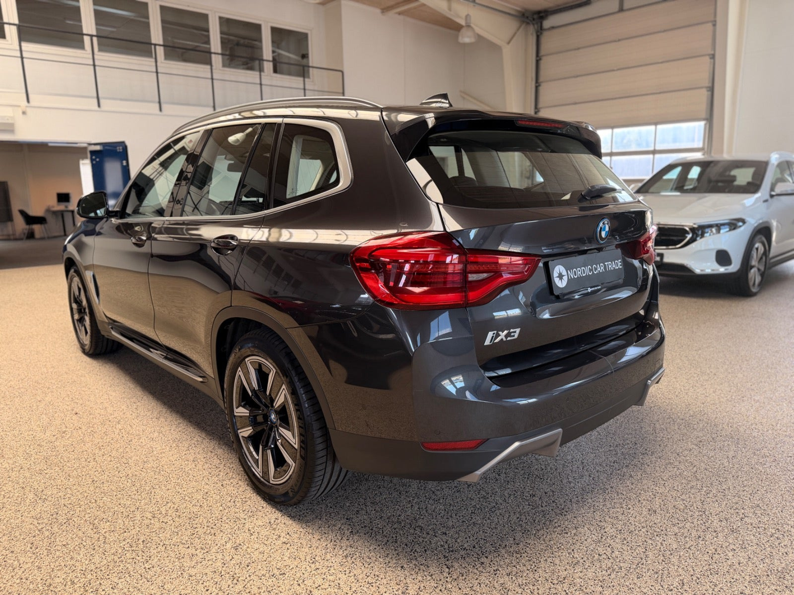 Grå BMW iX3 fra 2021