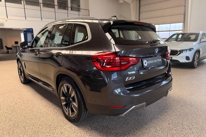 Grå BMW iX3 fra 2021