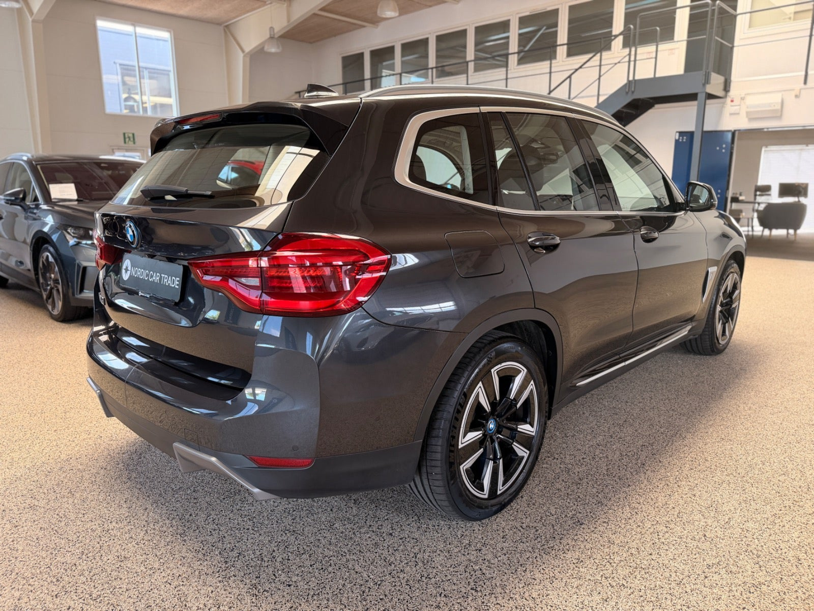 Grå BMW iX3 fra 2021