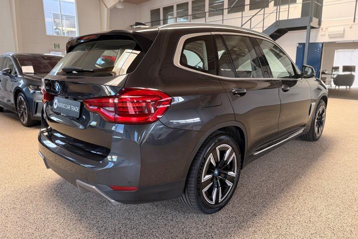 Grå BMW iX3 fra 2021