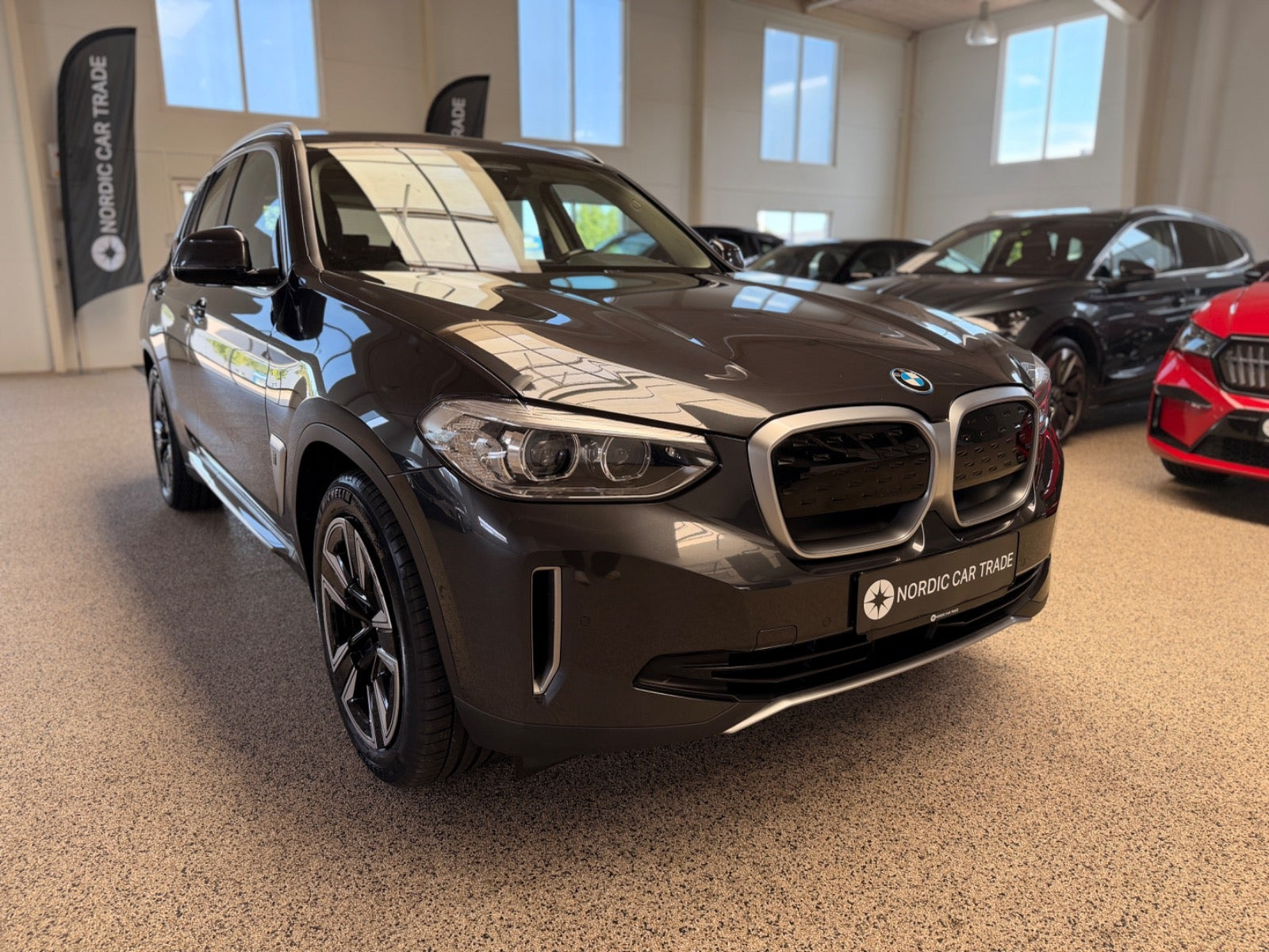 Grå BMW iX3 fra 2021