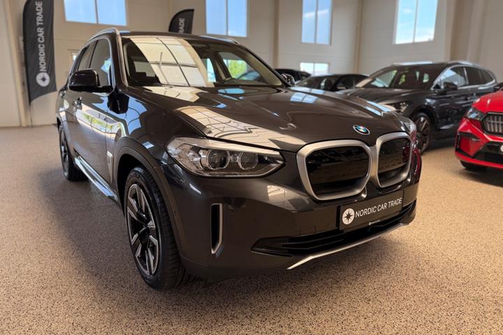 Grå BMW iX3 fra 2021