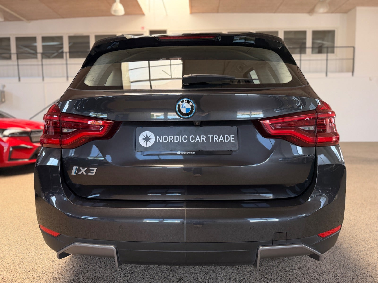 Grå BMW iX3 fra 2021