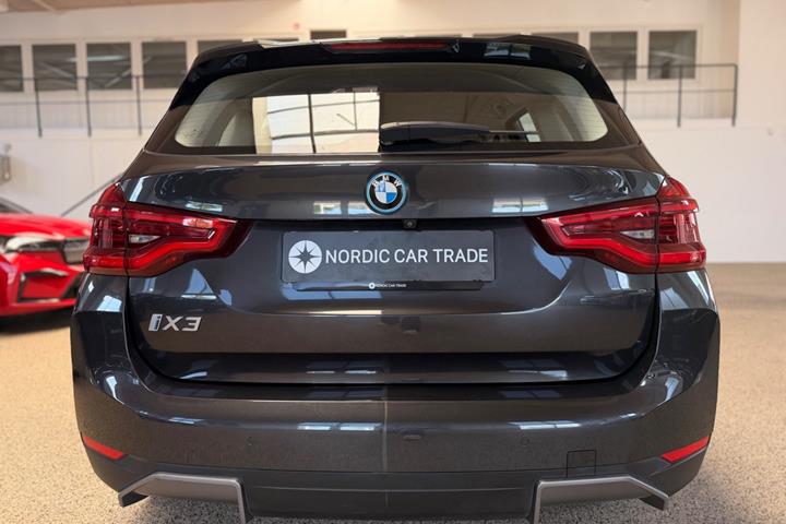 Grå BMW iX3 fra 2021