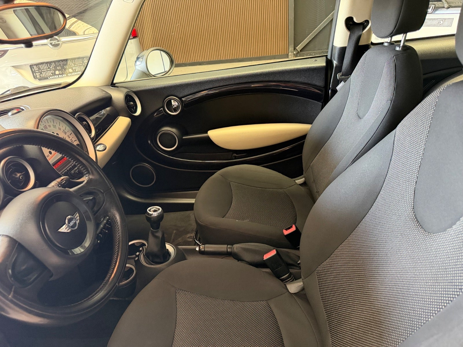 Beige Mini Cooper fra 2012