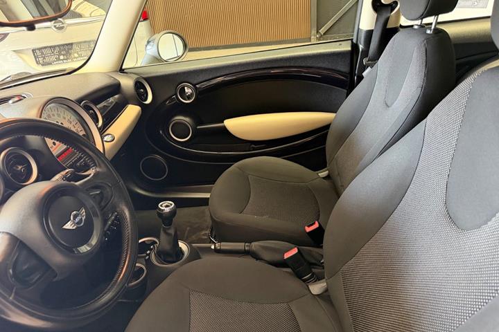 Beige Mini Cooper fra 2012