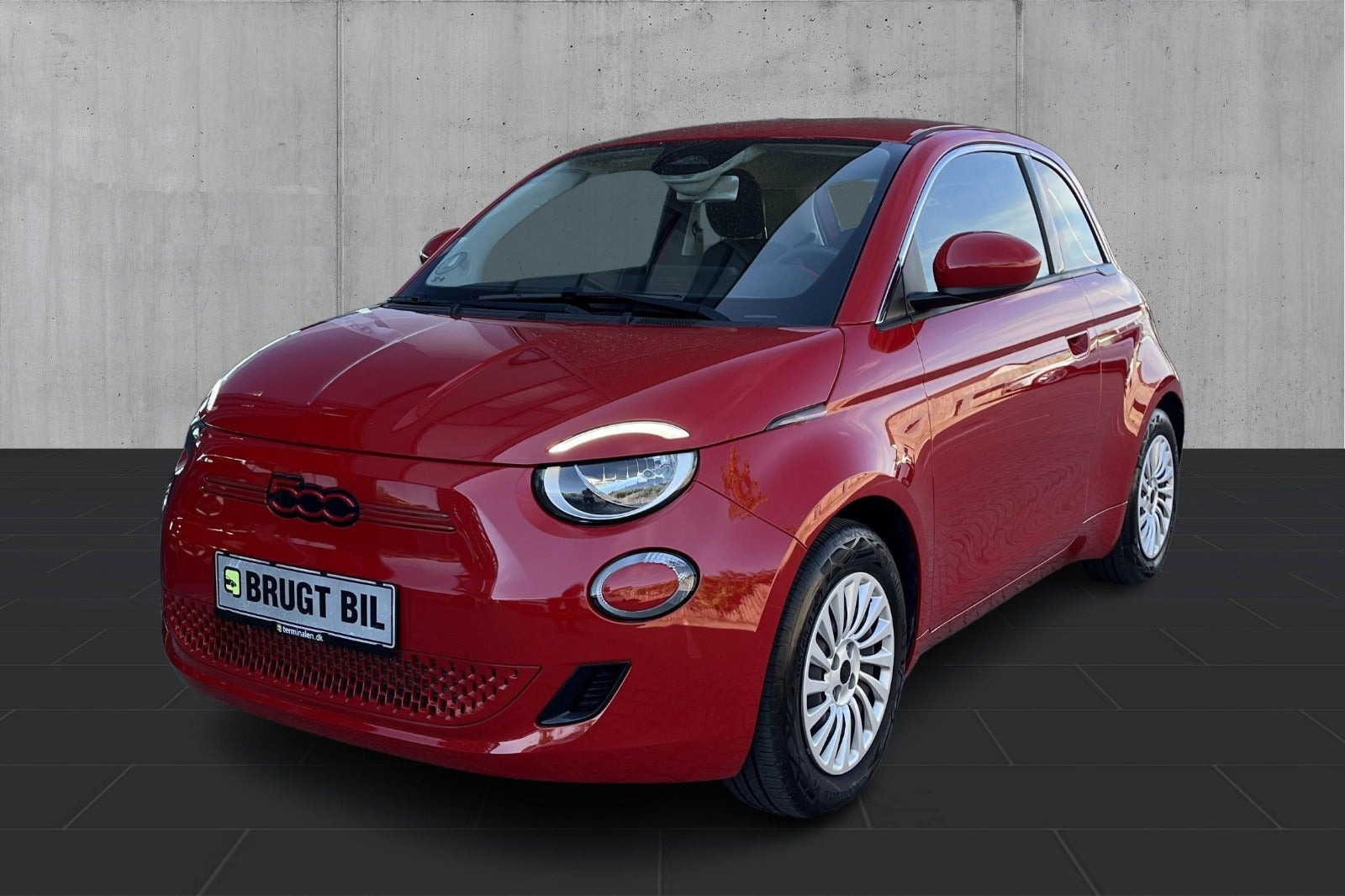 Rød Fiat 500e fra 2023