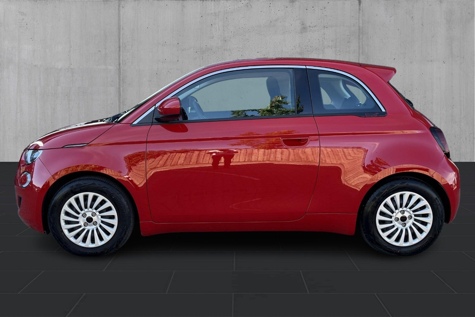 Rød Fiat 500e fra 2023