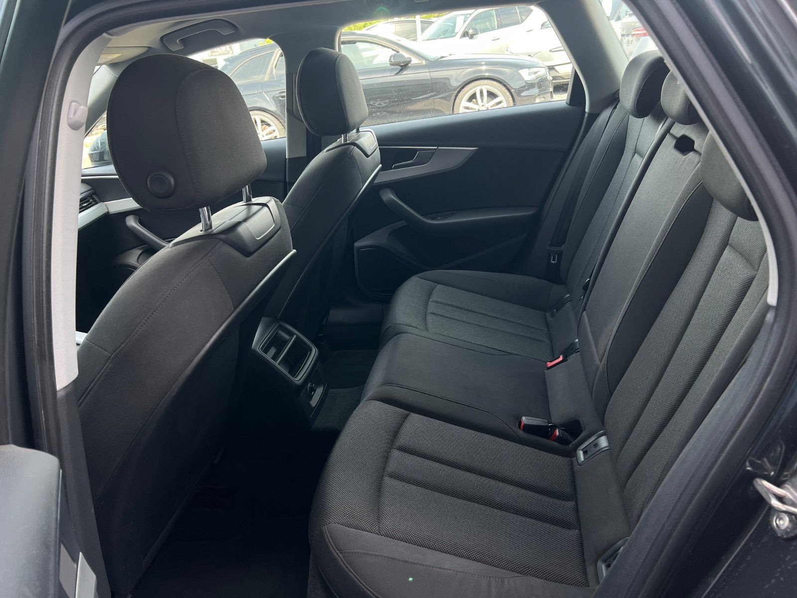 Grøn Audi A4 fra 2017