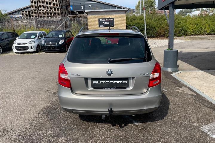 Beige Skoda Fabia fra 2015