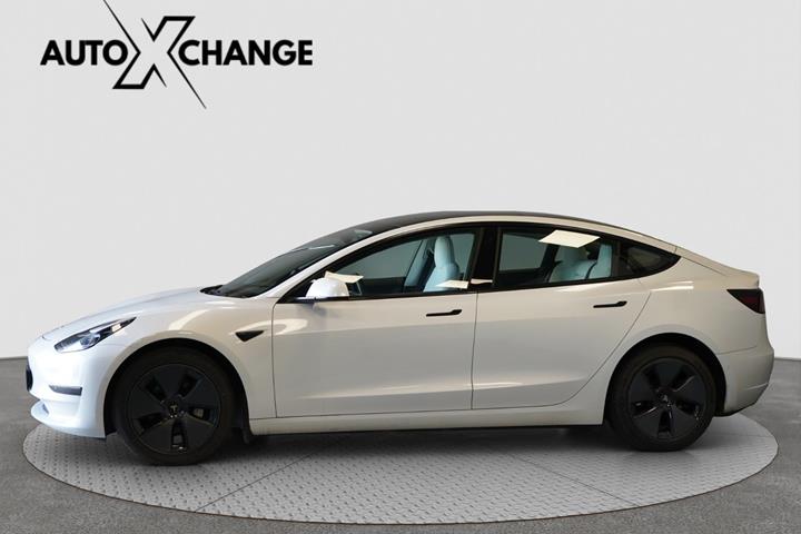 Hvid Tesla Model 3 fra 2021