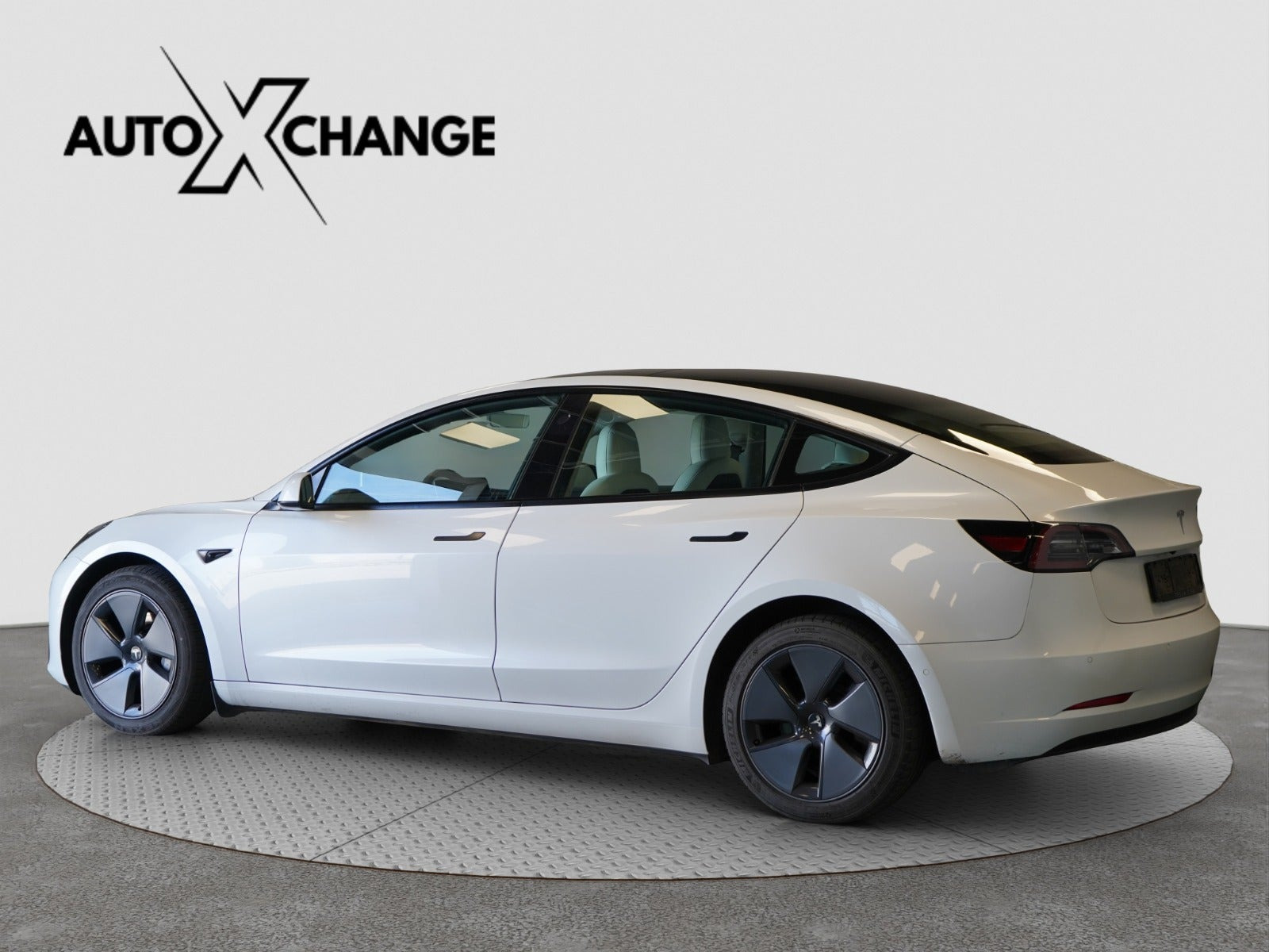 Hvid Tesla Model 3 fra 2021