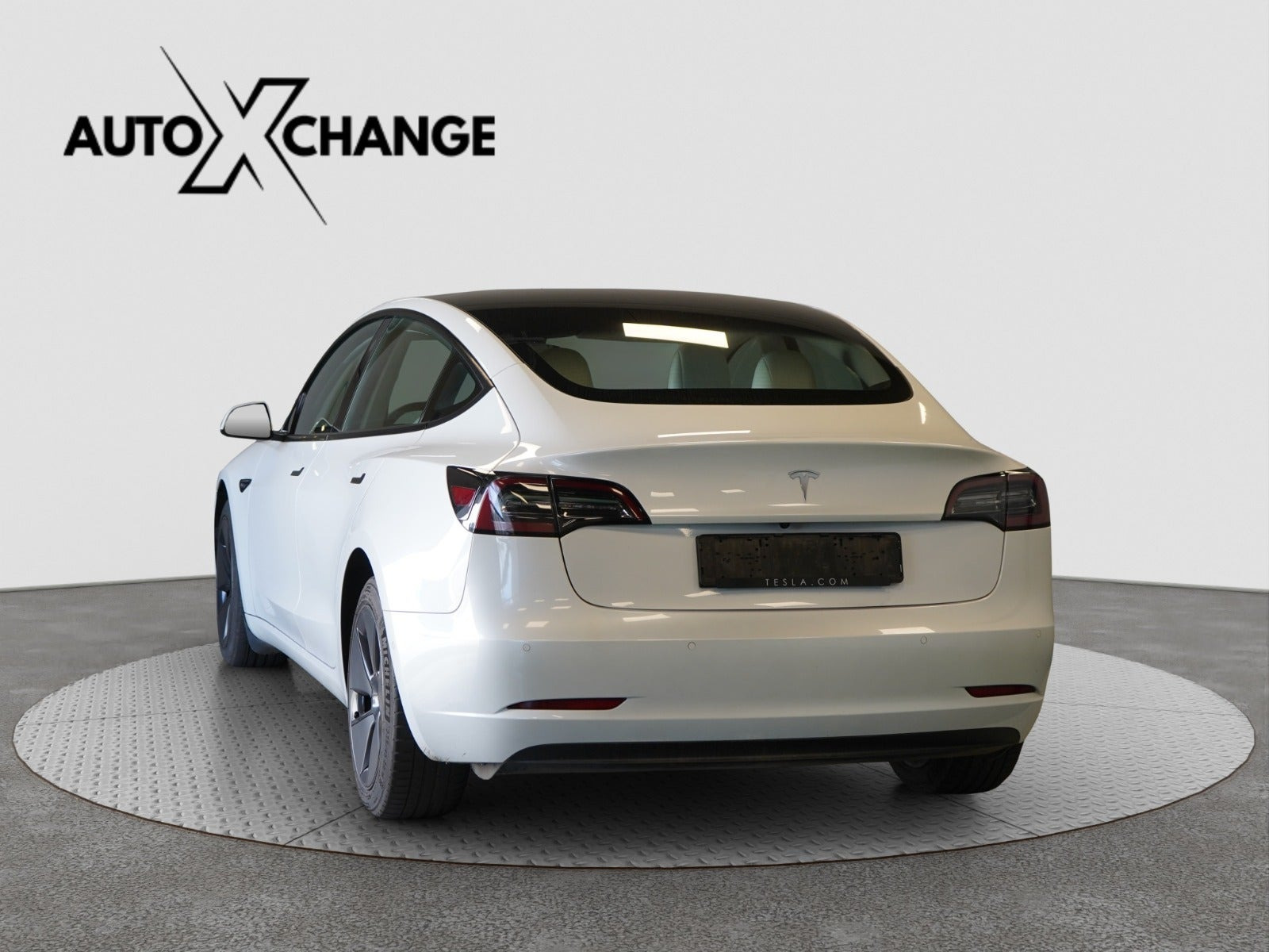 Hvid Tesla Model 3 fra 2021