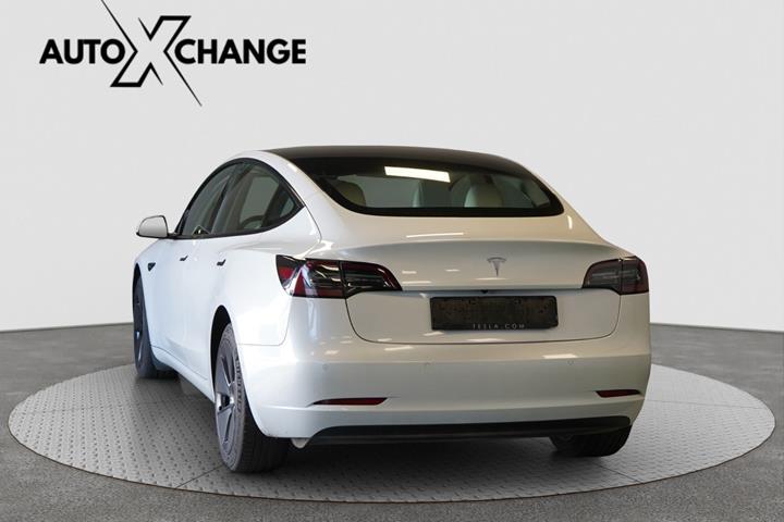 Hvid Tesla Model 3 fra 2021