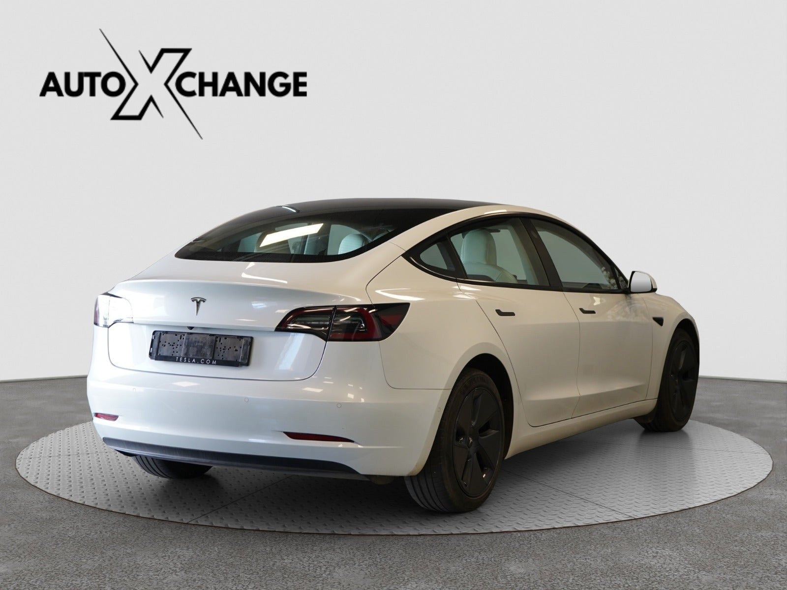 Hvid Tesla Model 3 fra 2021