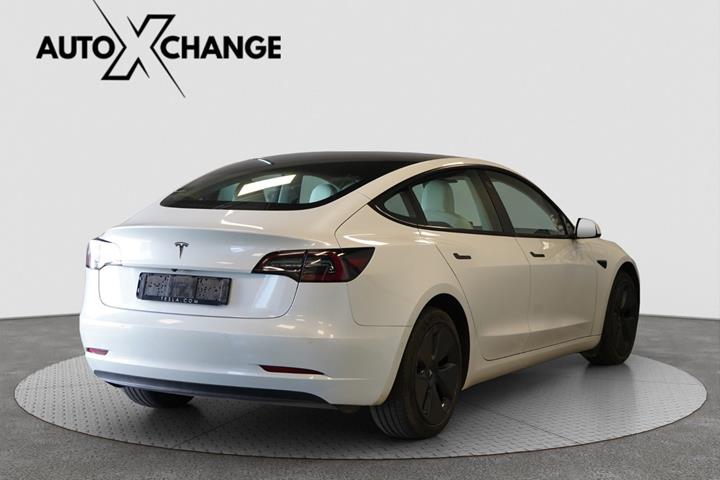 Hvid Tesla Model 3 fra 2021