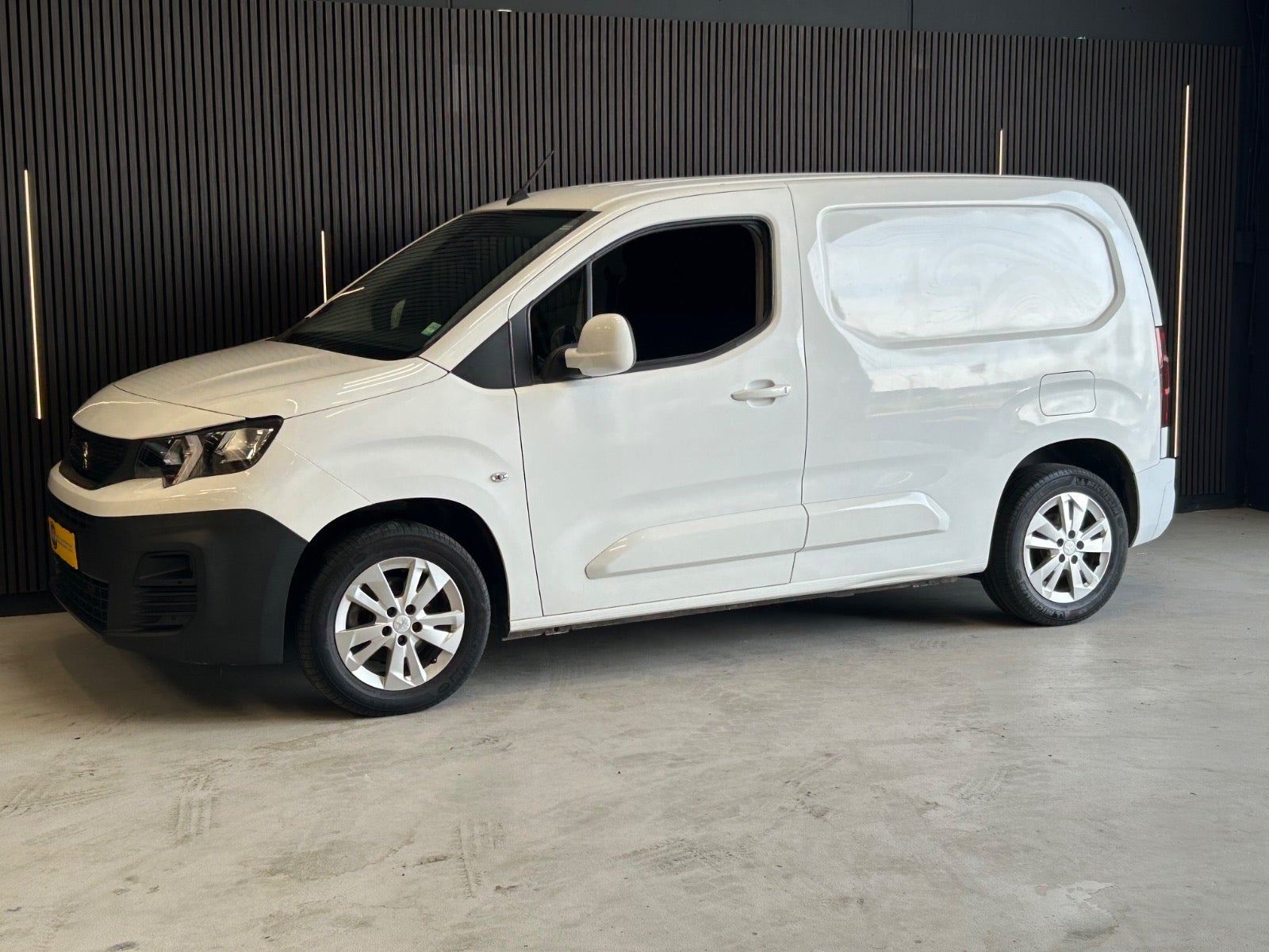 Hvid Peugeot Partner fra 2020