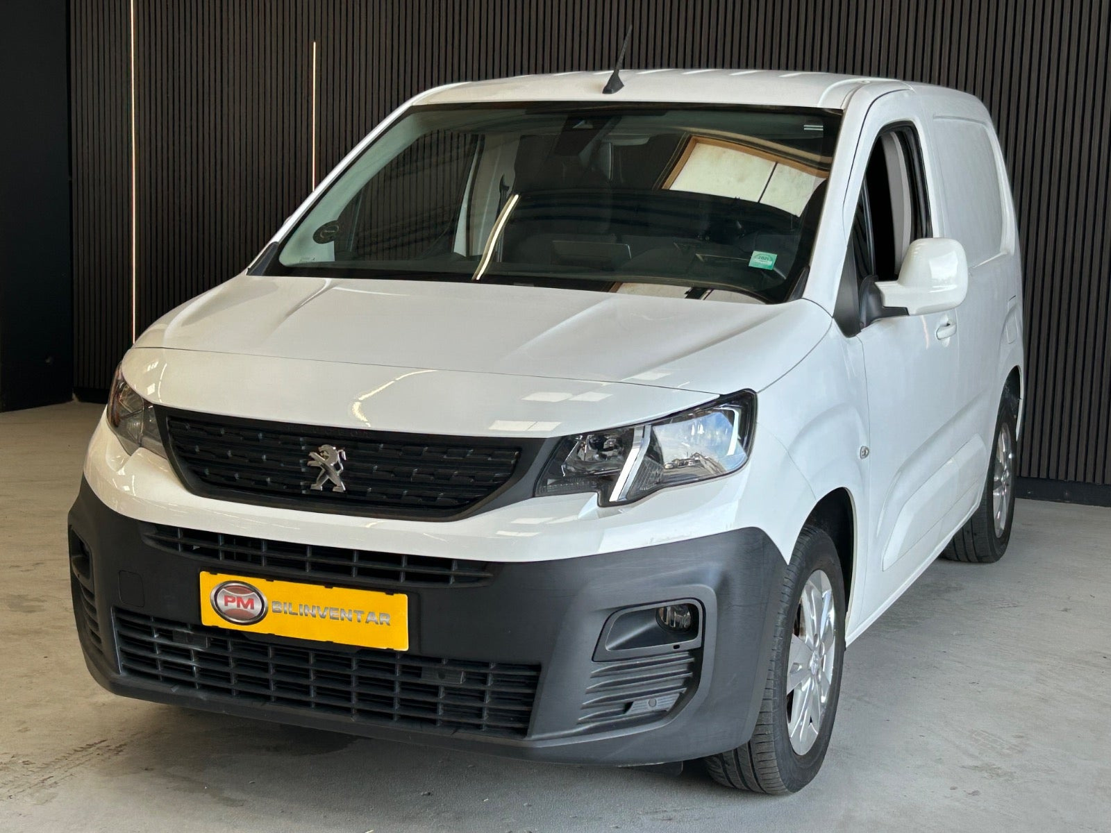Hvid Peugeot Partner fra 2020