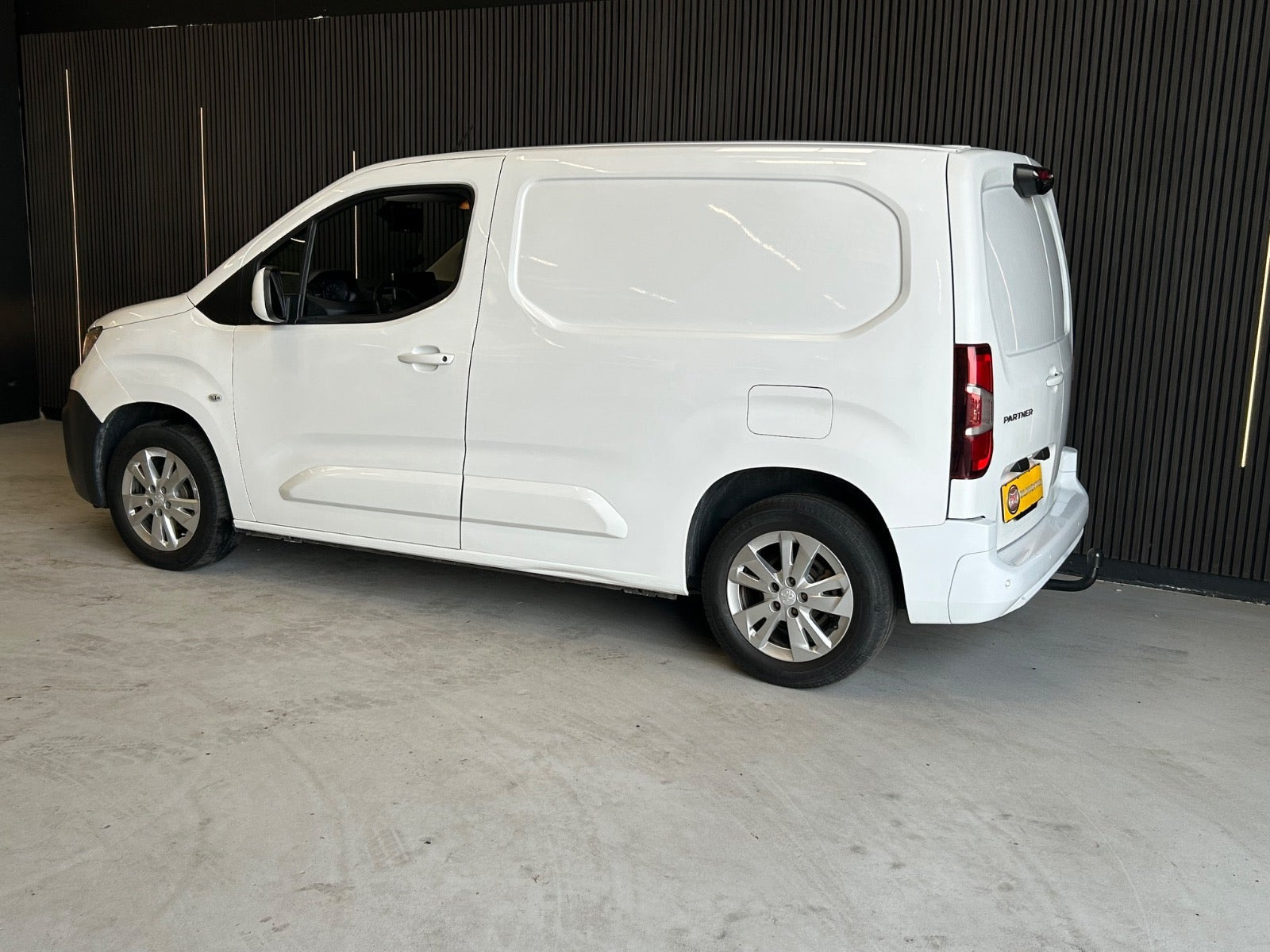 Hvid Peugeot Partner fra 2020