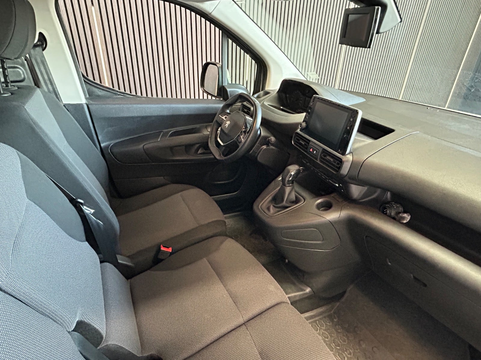 Hvid Peugeot Partner fra 2020