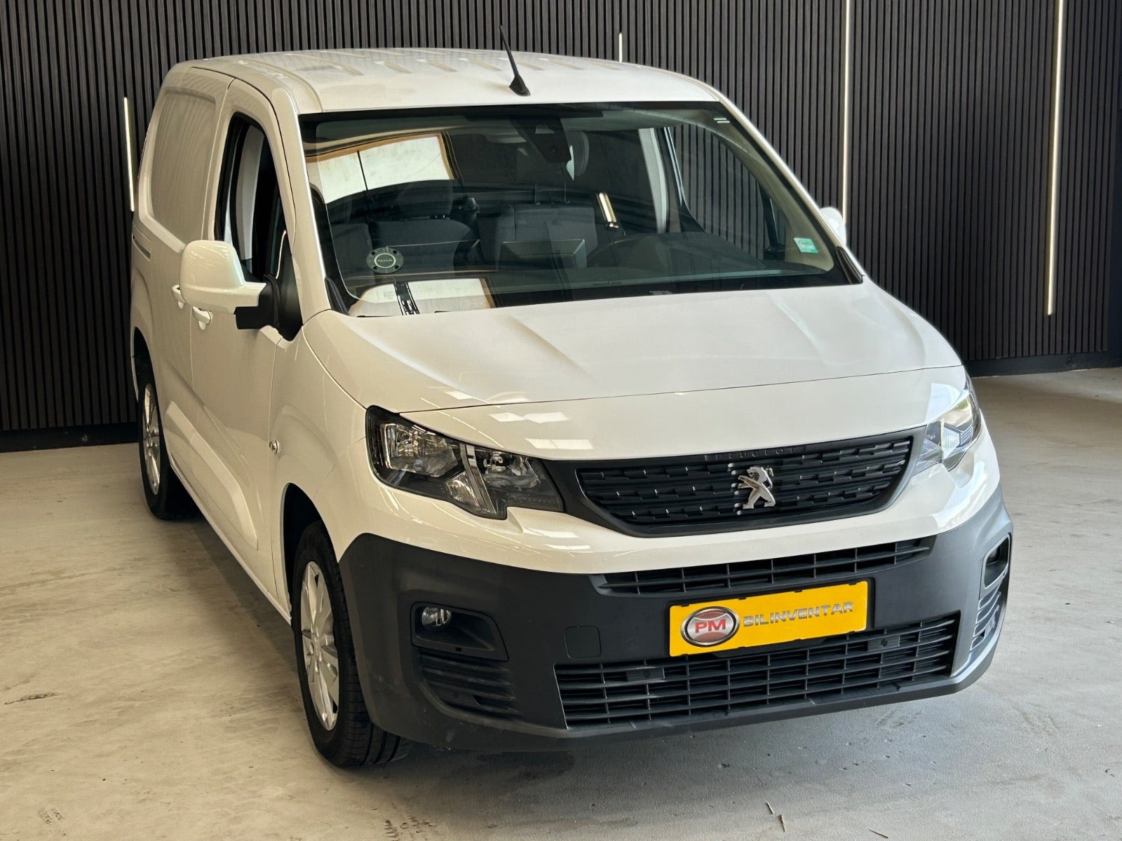 Hvid Peugeot Partner fra 2020