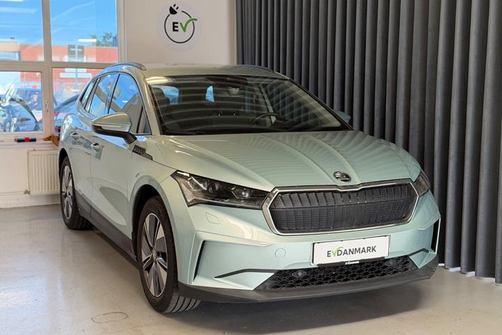Turquoise Skoda Enyaq fra 2021 set udefra