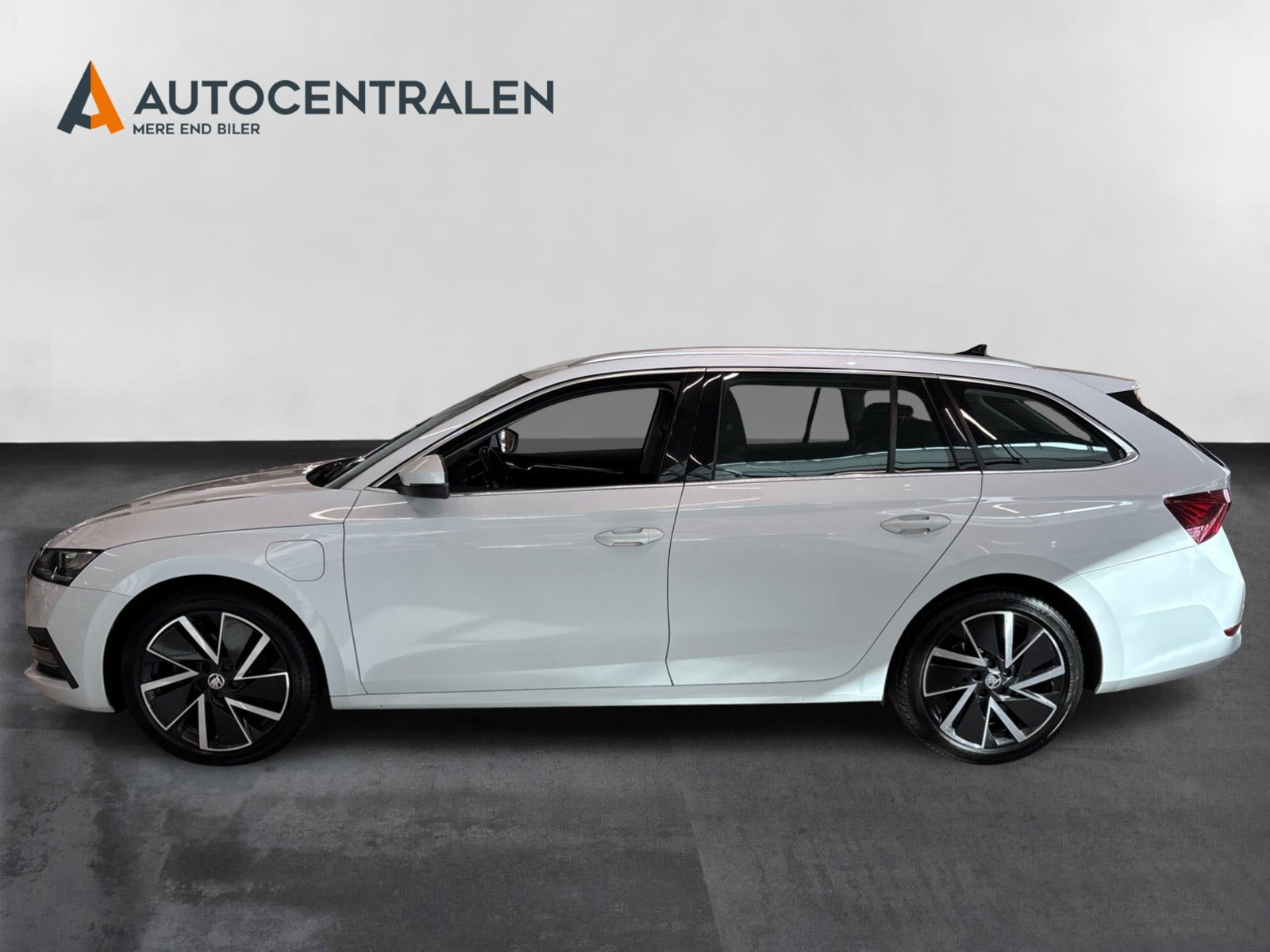 Hvid Skoda Octavia fra 2021