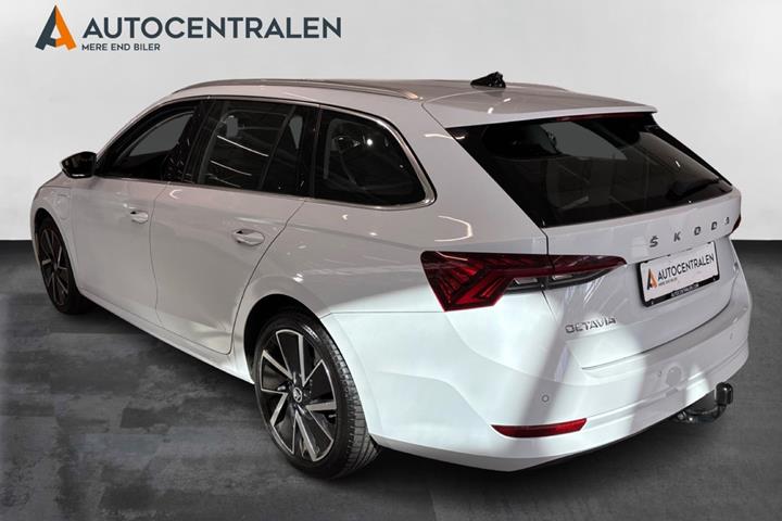 Hvid Skoda Octavia fra 2021