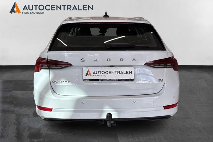 Hvid Skoda Octavia fra 2021