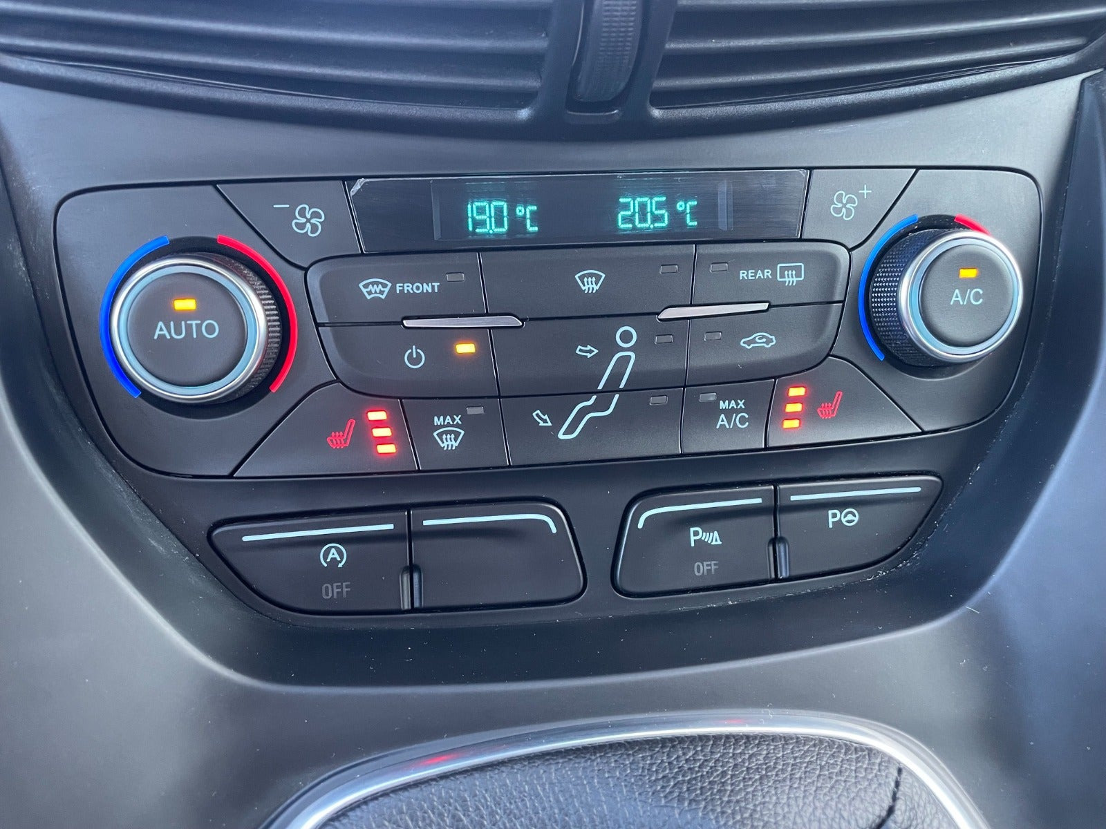 Grå Ford C-MAX fra 2018