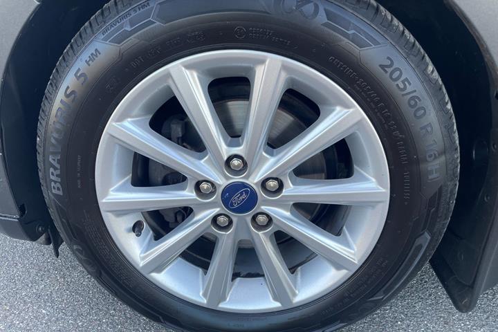 Grå Ford C-MAX fra 2018