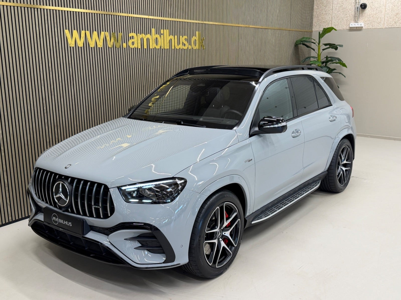 Grå Mercedes GLE53 fra 2025
