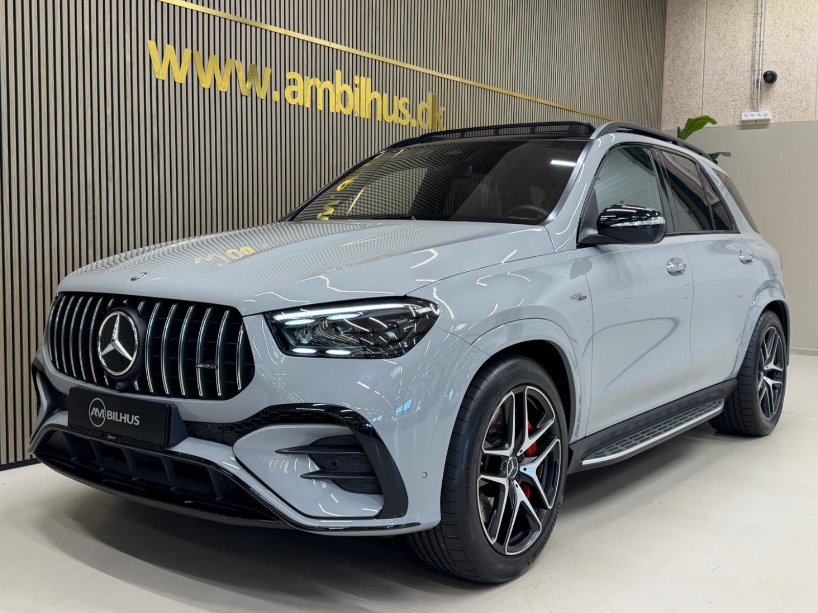 Grå Mercedes GLE53 fra 2025