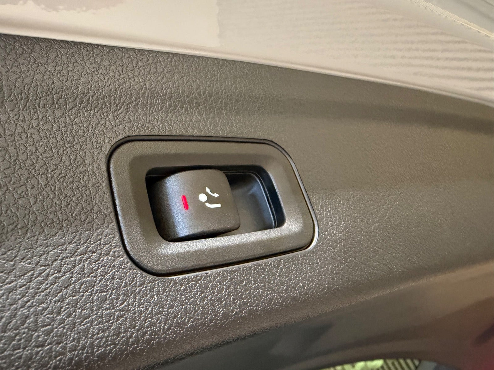 Grå Mercedes GLE53 fra 2025