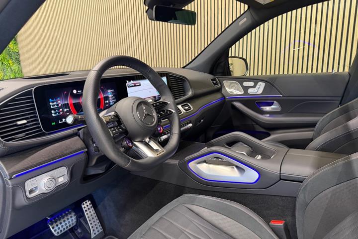 Grå Mercedes GLE53 fra 2025
