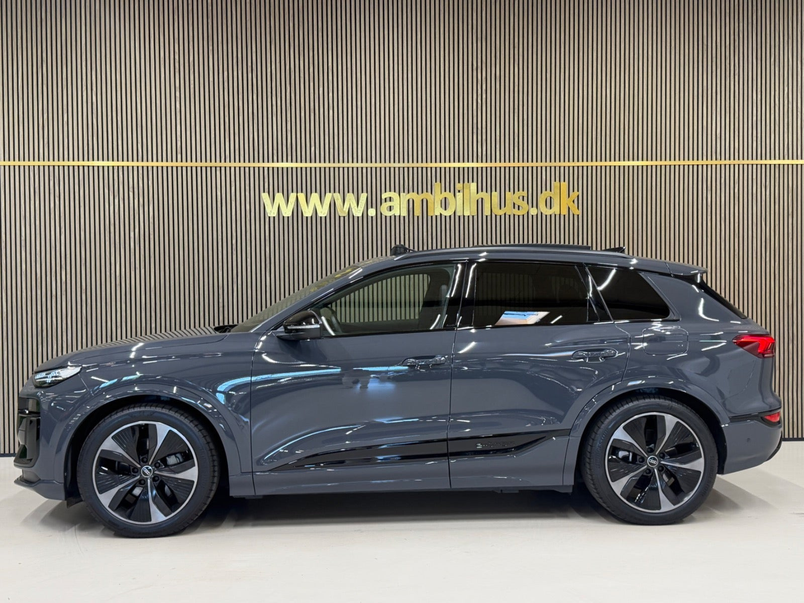 Grå Audi Q6 e-tron fra 2025