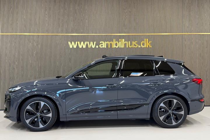 Grå Audi Q6 e-tron fra 2025