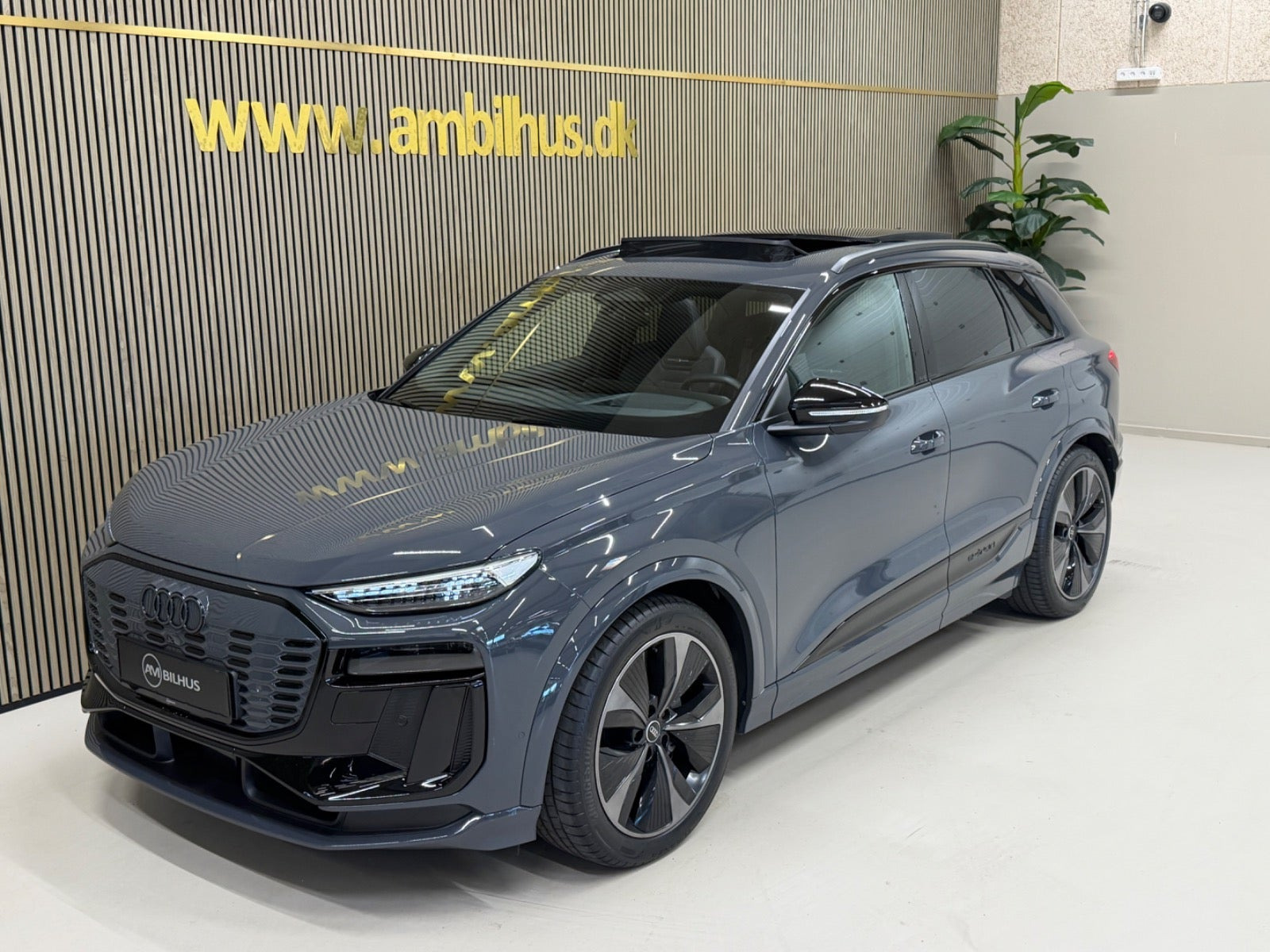 Grå Audi Q6 e-tron fra 2025