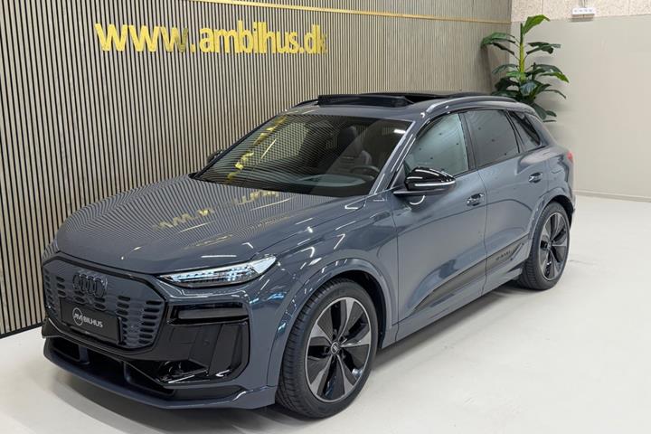 Grå Audi Q6 e-tron fra 2025