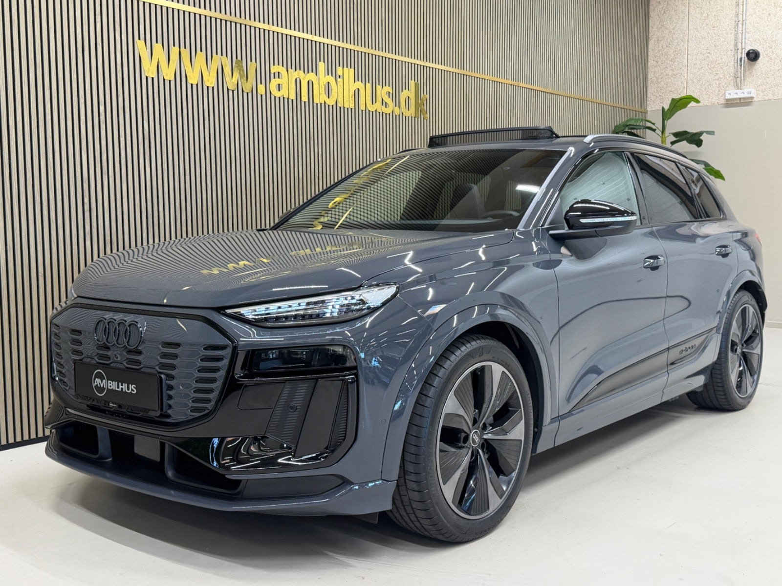 Grå Audi Q6 e-tron fra 2025