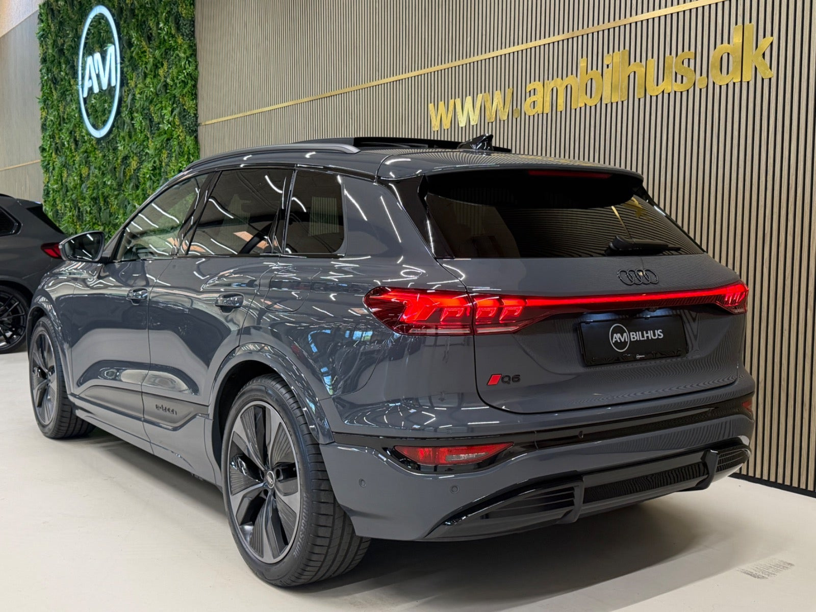 Grå Audi Q6 e-tron fra 2025