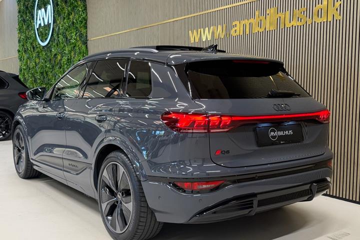 Grå Audi Q6 e-tron fra 2025