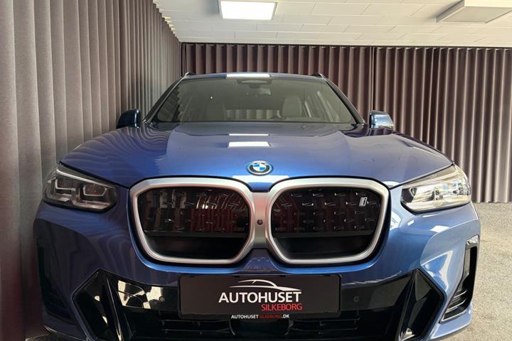 Blå BMW iX3 fra 2022