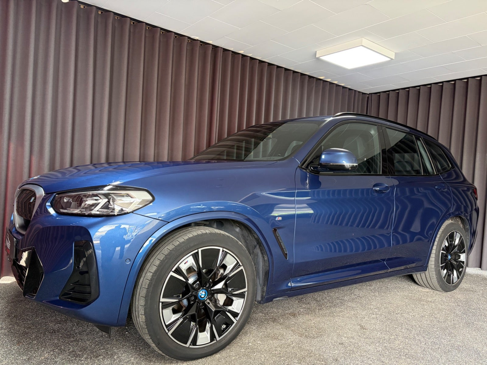 Blå BMW iX3 fra 2022