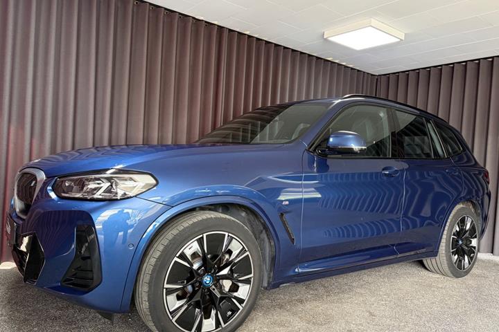 Blå BMW iX3 fra 2022